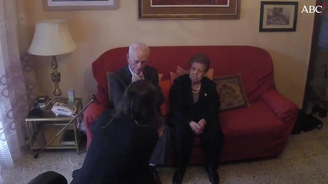 Eulogio Martínez y Martina Abian se besan en su casa de Guadalajara