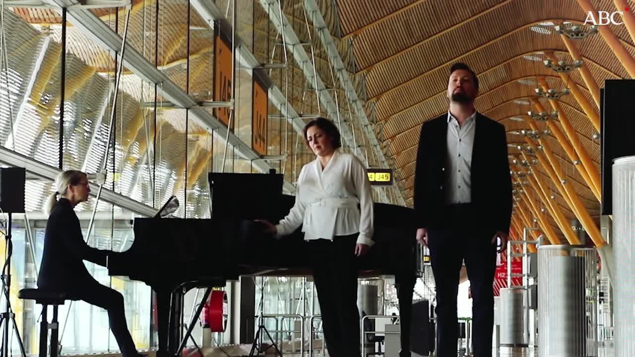 Los intérpretes saludan tras la actuación - DAVID CONDE