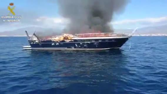 El barco en llamas este miércoles frente a las costas de Villjoyosa (Alicante)
