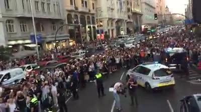 Dani Martín durante su concierto itinerante en la Gran Vía
