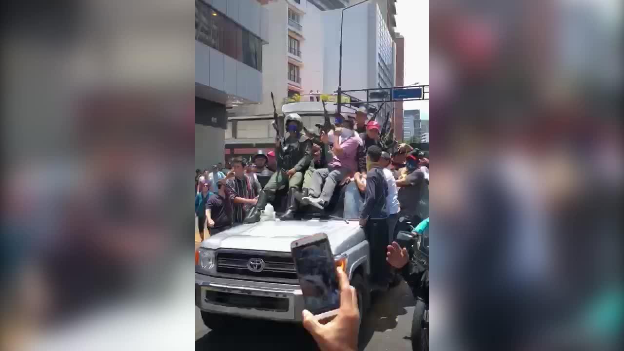 Manifestantes de Guaidó ponen rumbo al oeste de Caracas
