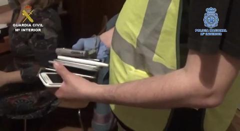 El furgón donde se llevan detenidos a los cuatro integrantes de la banda