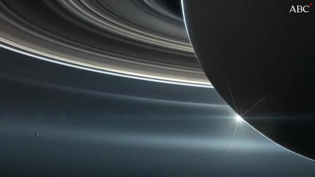 La ilustración artística muestra la nave espacial Cassini mientras cruza la brecha entre Saturno y sus anillos Crédito: NASA / JPL-Caltech