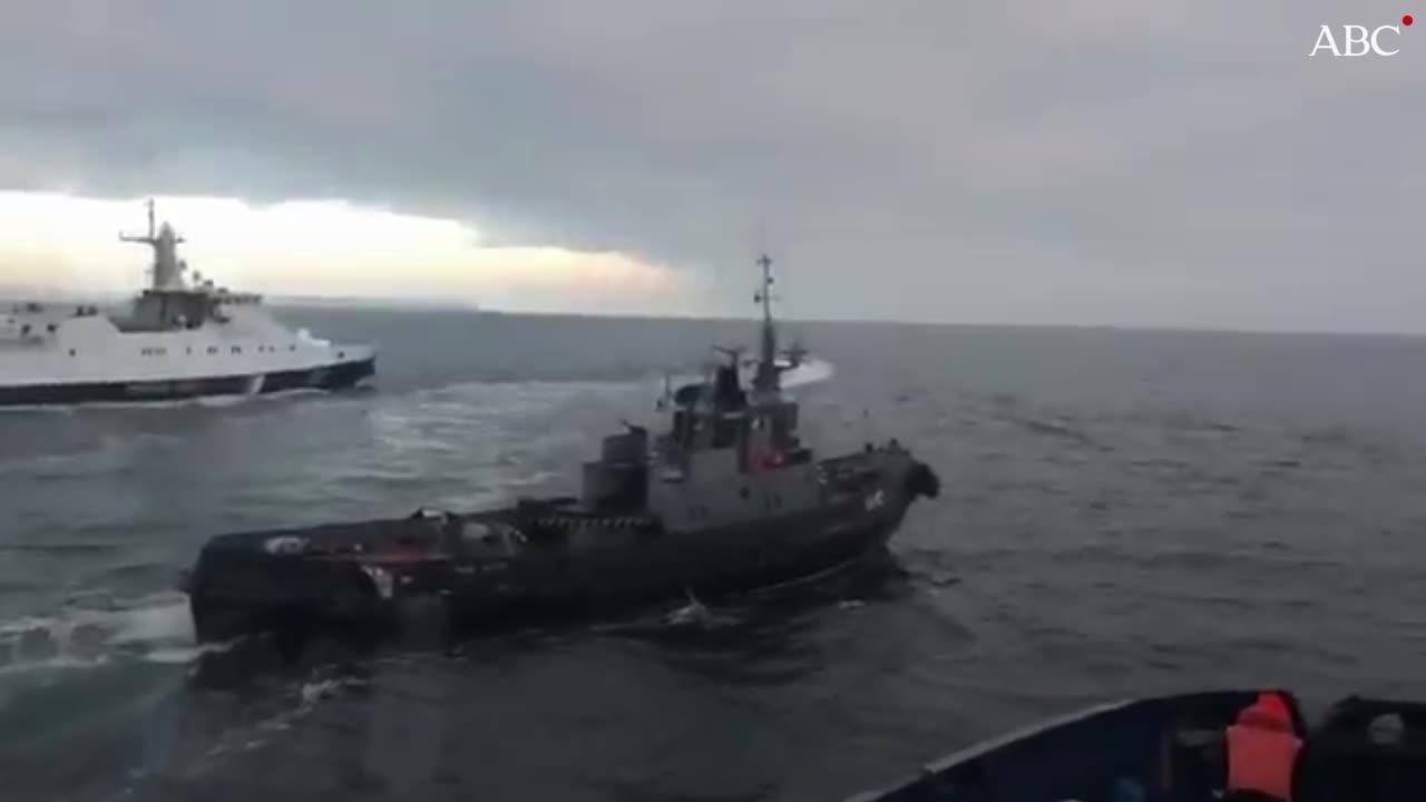 Así embistió un guardacostas ruso a un remolcador ucraniano en el estrecho de Kerch