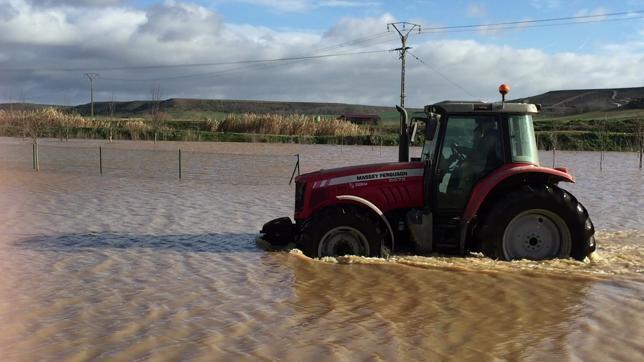 La Diputación de Zamora corta la carretera comarcal ZA-P-2550, a la altura del km 2.600, por el agua acumulada