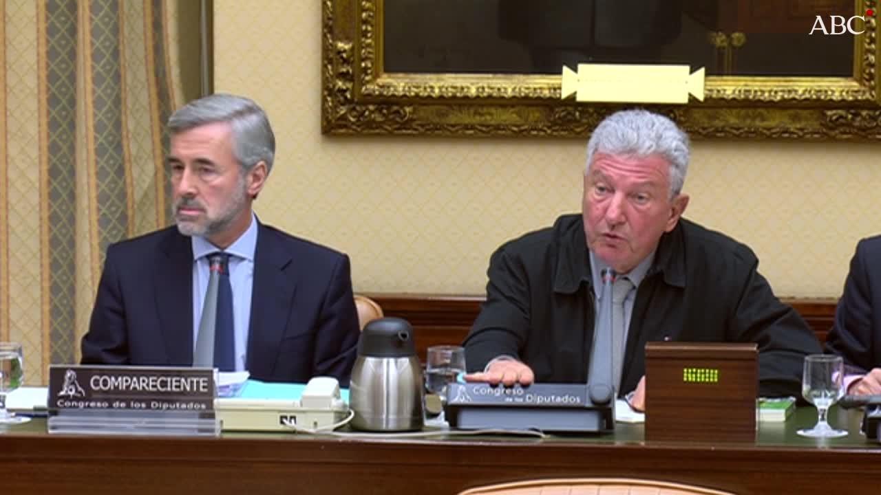 La diputada del PP Celia Villalobos junto al portavoz de ERC, Gabriel Rufián, antes de la comparecencia del ex secretario general del PP y exministro del Interior Ángel Acebes