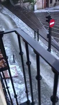 Restos de granizo en las calles del Casco, a primera hora de la mañana