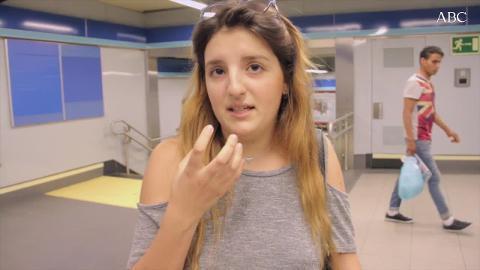 Dos viajeros acceden al metro con sus mascotas