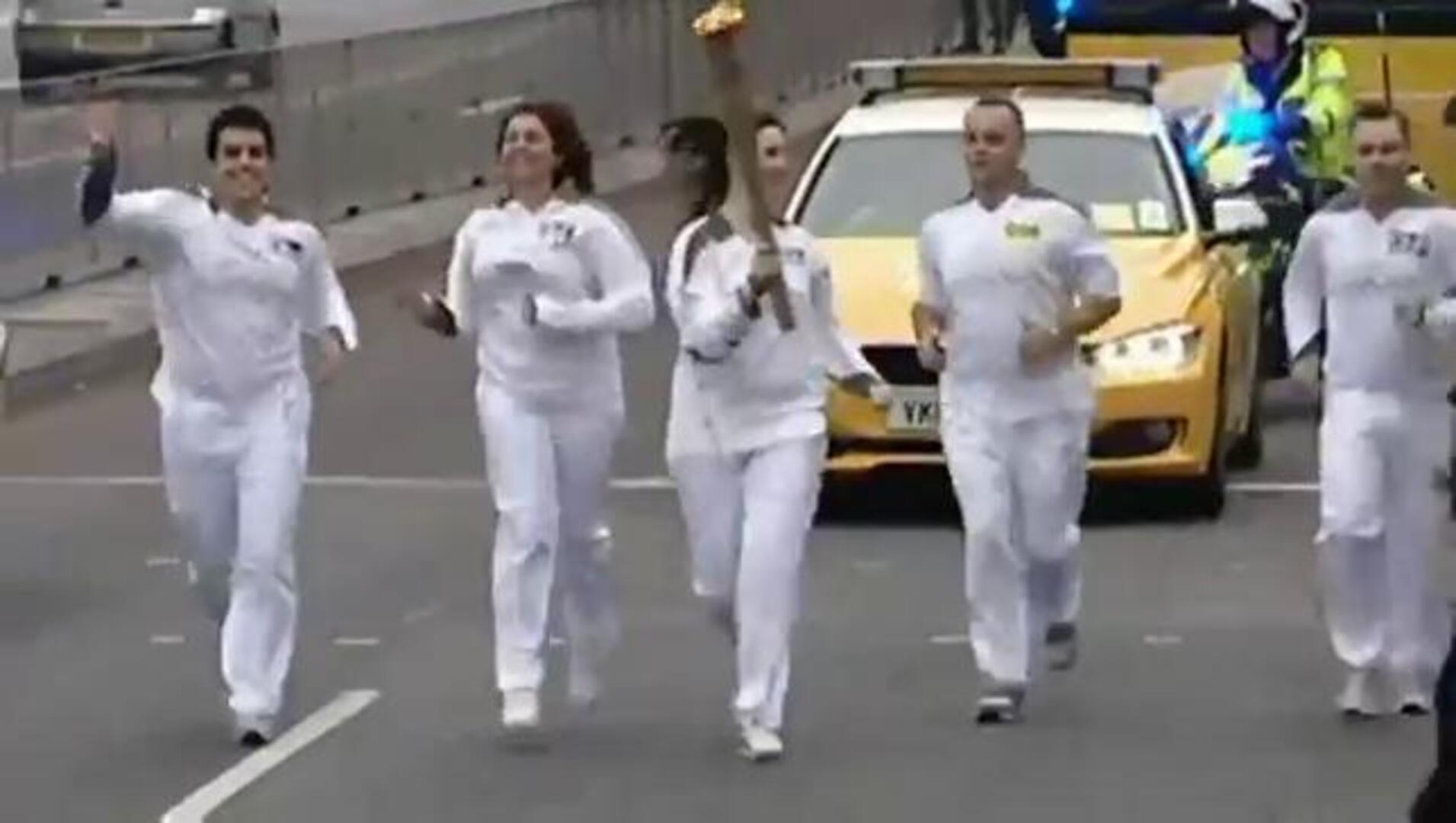 Dos niños intentan «robar» la antorcha olímpica