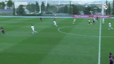 Vídeo: Golazo de un juvenil del Real Madrid al Barça desde el centro del campo