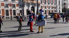 La Policía elimina las estatuas humanas de Sol y obliga a los mimos a identificarse