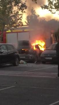 El coche en llamas en el aparcamiento del centro comercial