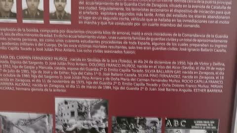 Dos jóvenes observan el memorial de los guardias civiles asesinados por ETA