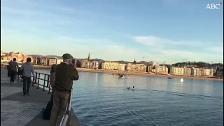 Insólita escena en San Sebastián: Un hidroavión ameriza en la playa de La Concha