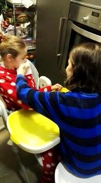 De izquierda a derecha: Susana, la pequeña Sofía, que padece FoxG1, su hermana Olivia y Enrique