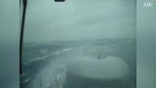 Así se enfrenta al fuerte temporal una de las naves que busca el submarino argentino ARA San Juan