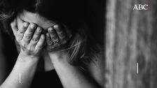 Dos jóvenes abusan de una chica en un baño durante una fiesta en una casa