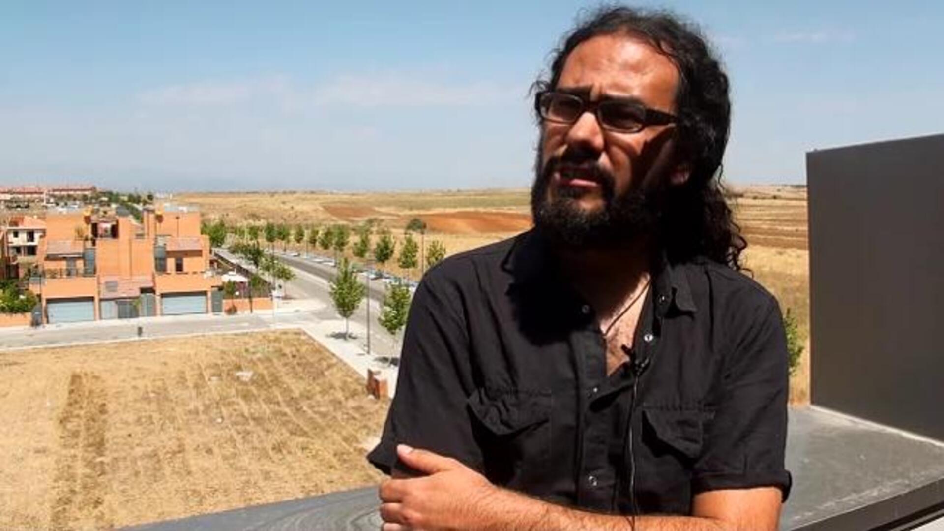 «Mi casa es de protección oficial, pero es una ruina»