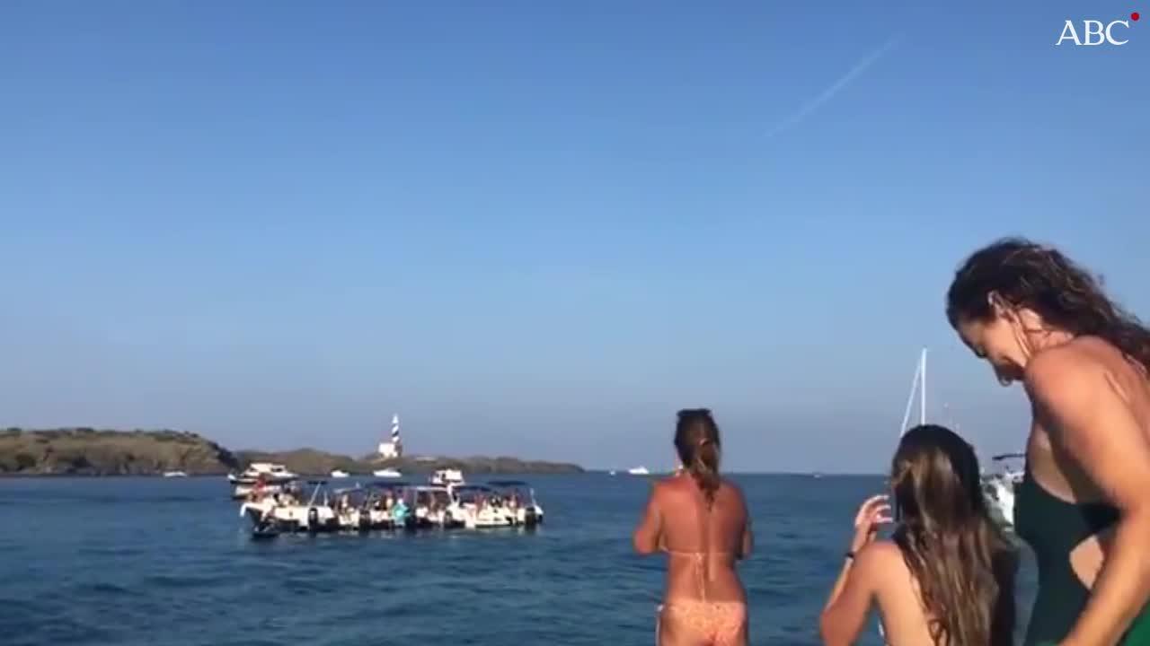 Artur Mas, abucheado cuando navegaba en Menorca: «¿A quién has robado el barco?»
