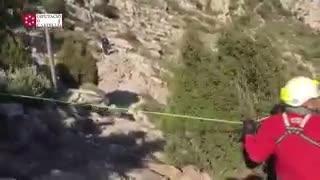 Efectivos de Bomberos durante el rescate del cazador, en el barranco de Zorita