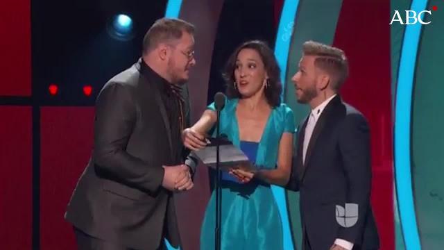 Vídeo: Error del Cantante de Dvicio en la gala de los Grammy Latinos