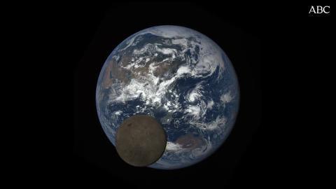 La Luna, pasando por delante de la Tierra