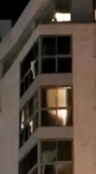 Imagen de la pequeña en el balcón de su casa antes de ser rescatada