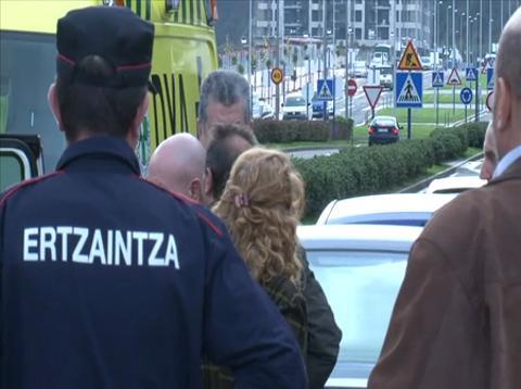 Una mujer se arroja al vacío durante el desahucio de su casa en Baracaldo