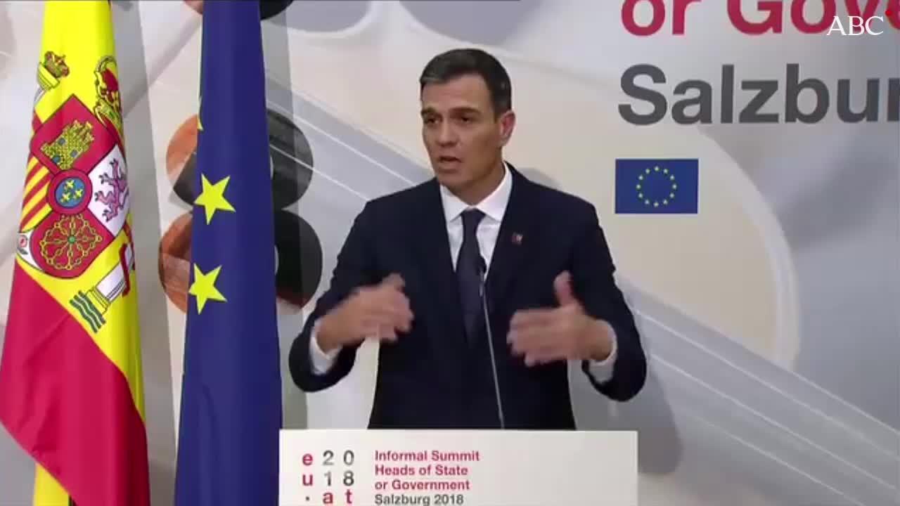 En la mitad superior, la nota del Consejo de Ministros; debajo, el libro de Pedro Sánchez