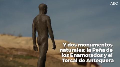Un grupo de turistas visita el interior de uno de los Dólmenes de Antequera