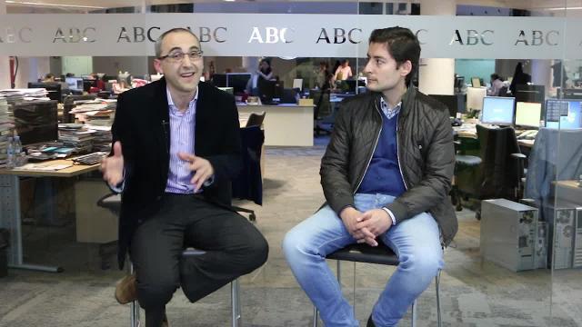 Manifestación celebrada después de las elecciones de 1936, con guardias y público con el puño en alto