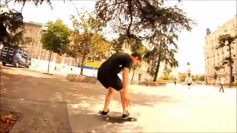Un «skater» patinando en una de las plazas de Madrid
