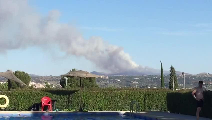 Espectacular columna de humo por el incendio de matorral en Burguillos de Toledo
