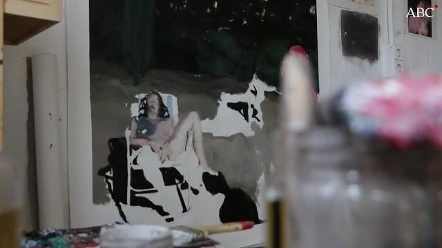 Anthony Stark, sentado sobre el sofá «tuneado» por Fernández-Pinedo, su compañero de estudio