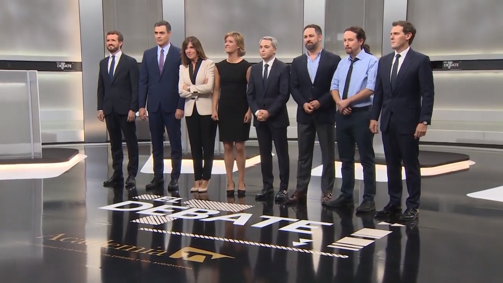 Los candidatos con sus equipos a la espera de que arranque el debate