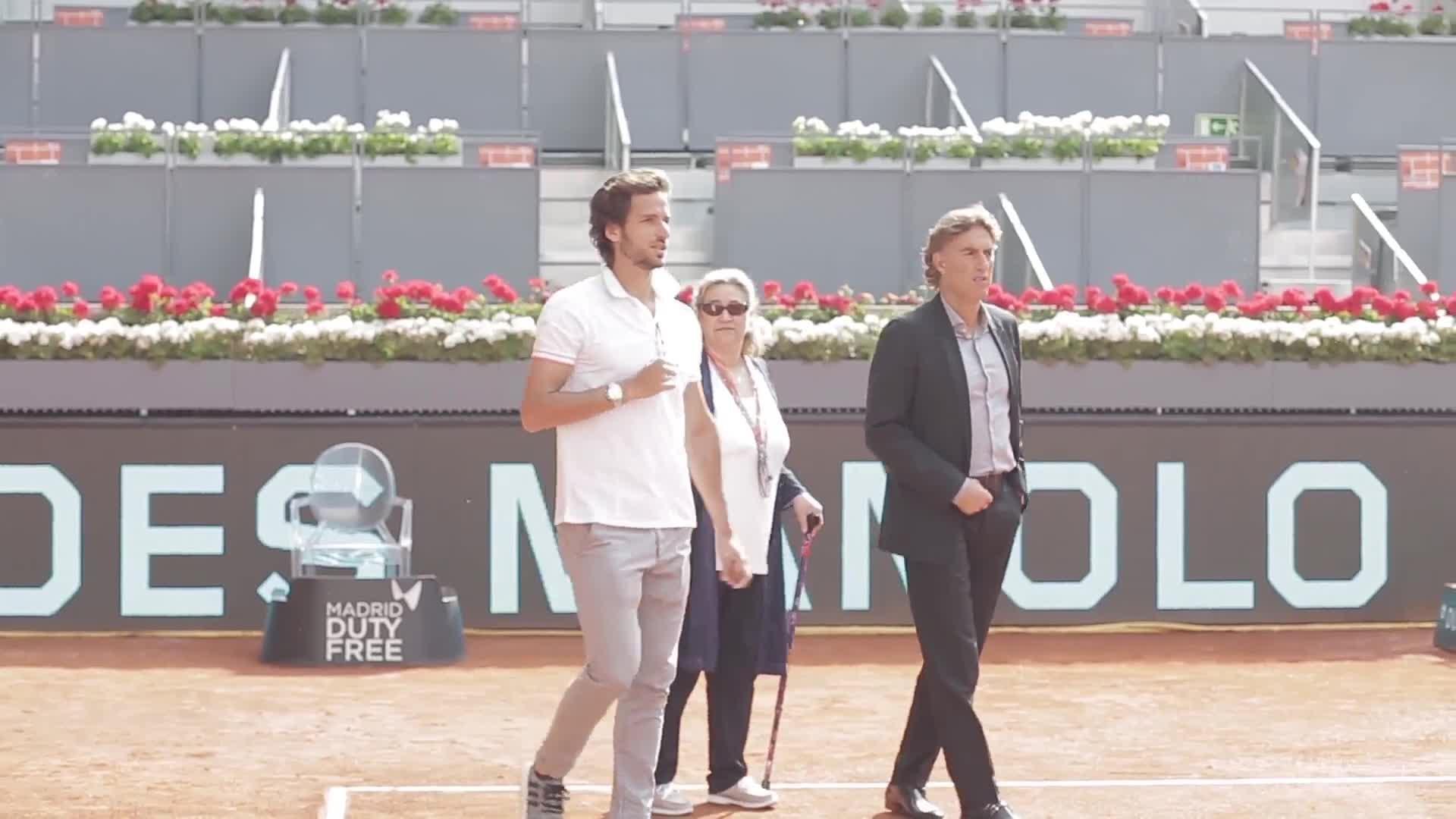 Así fue el divertido manteo a Manolo Santana en su 80 cumpleaños