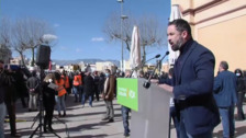 Abascal se acerca a los manifestantes independentistas en el mitin de Vox en Tortosa