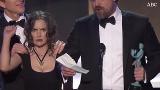 Las extrañas caras de Winona Ryder sobre el escenario de los premios del sindicato de actores