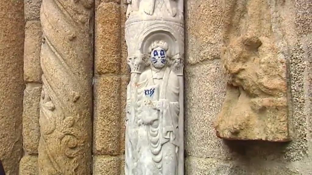 La Catedral de Santiago amanece con una pintada en una de sus fachadas