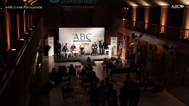 De izquierda a derecha, Juan Fernández-Miranda, moderador de la mesa y redactor jefe de España en ABC; Catalina Luca de Tena, presidenta editora de ABC; Carles Campuzano, diputado de CDC; Susana Camarero, secretaria de Estado de Asuntos Sociales; Pablo Echenique, diputado en las Cortes de Aragón; Cristina Cifuentes, presidenta de la Comunidad de Madrid; José María Prieto, de la Fundación ONCE; Javier Font, presidente de Famma; y Ana Delgado, directora general de ABC