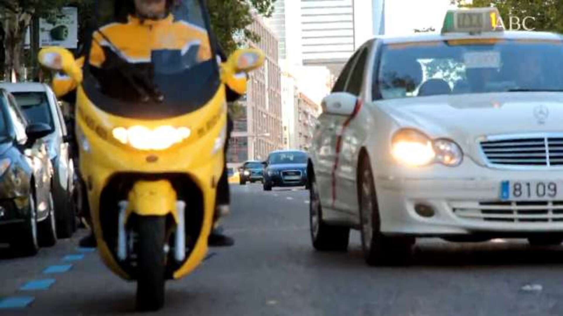 Mototaxi y el taxi echan un pulso en una carrera