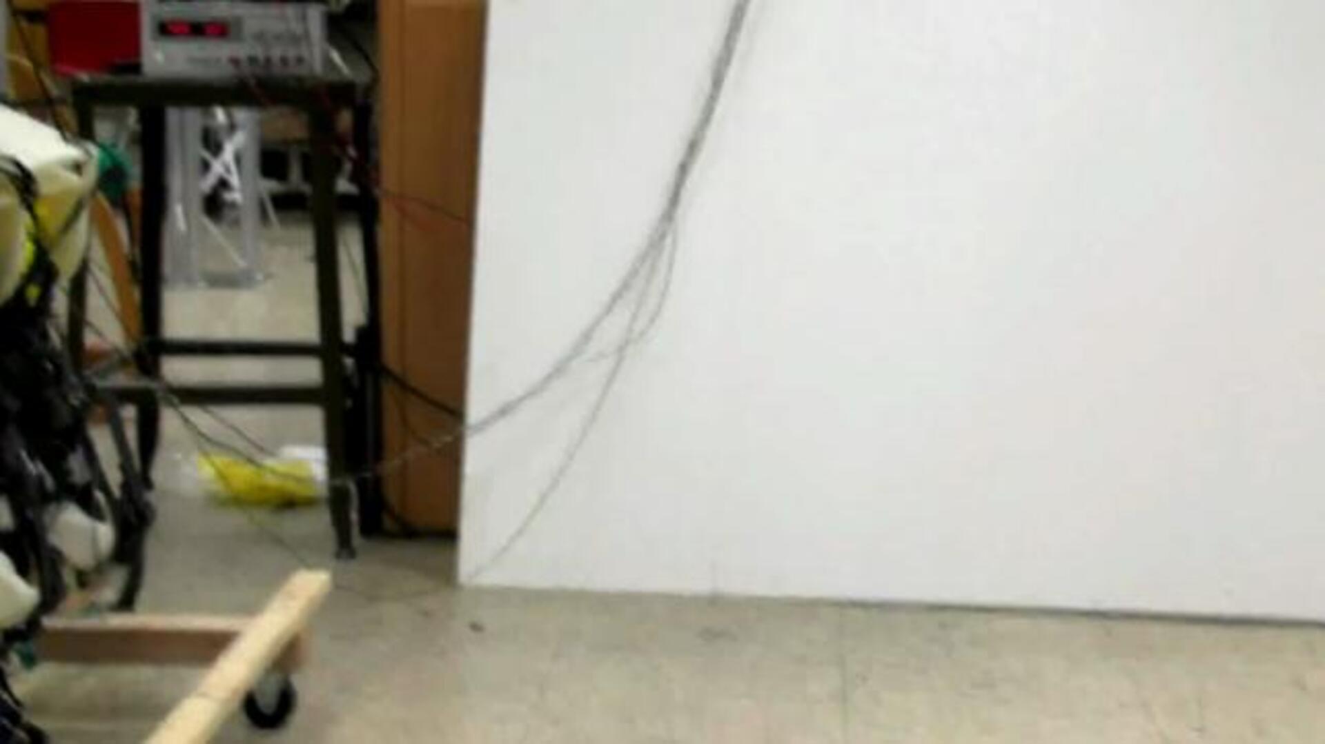 Crean unas piernas robóticas capaces andar como un humano