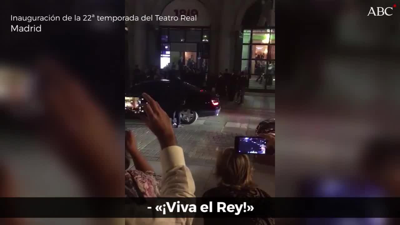 Decenas de personas aplauden a los Reyes a su salida de la inauguración de la temporada en el Teatro Real