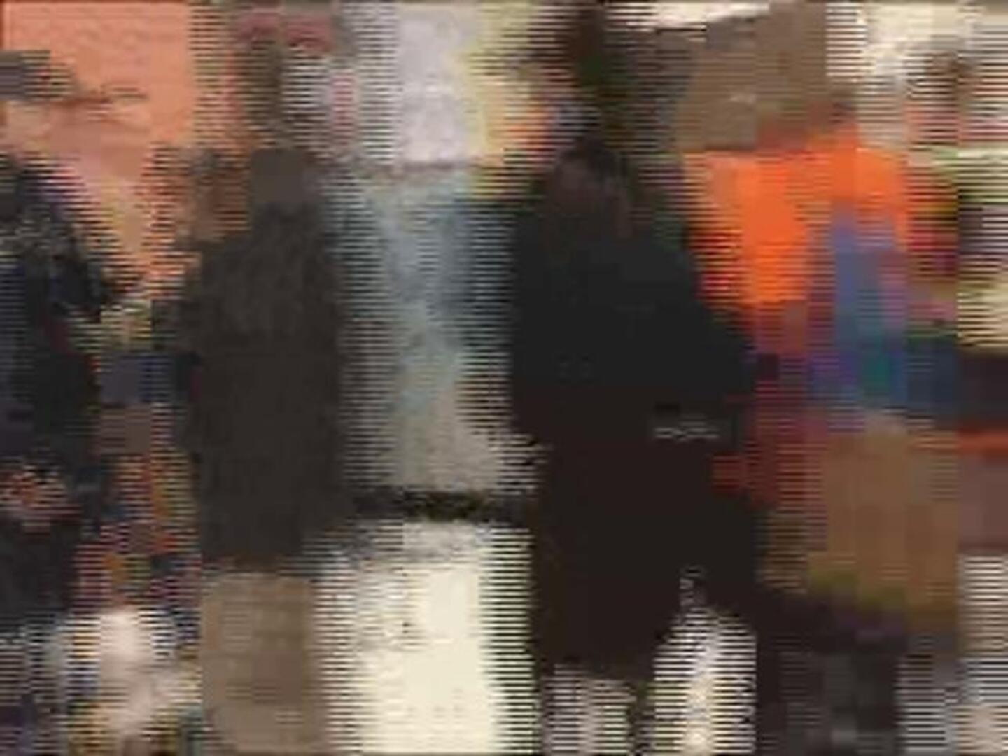 Escoltado e insultado en su propia casa