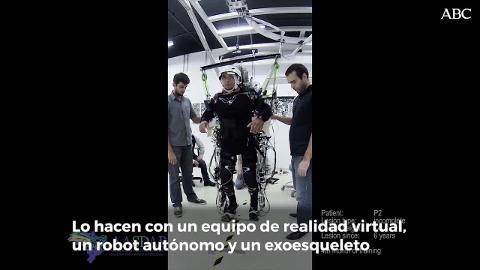 Un paciente utiliza el exoesqueleto que puede ser manejado por el cerebro