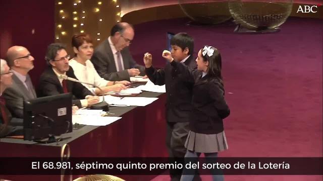 Los niños de San Ildefonso muestran las bolas con el quinto premio que ha recaido en el número 68.981 en el Sorteo Extraordinario de Navidad
