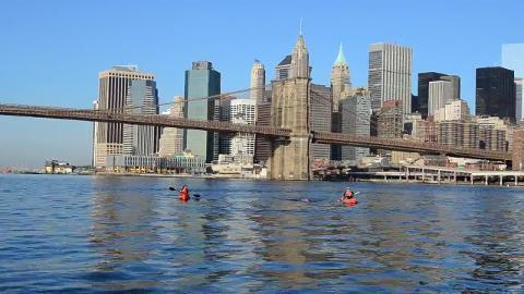 Un español da dos vueltas a nado a la isla de Manhattan