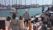 La Reina y sus hijas reciben al Rey tras la regata
