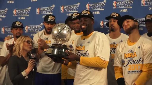 Stephen Curry celebra una jugada de los Warriors en el cuarto partido de la Final del Oeste
