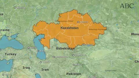 Scott Kelly es trasladado tras aterrizar cerca de la ciudad de Dzhezkazgan en Kazajistán